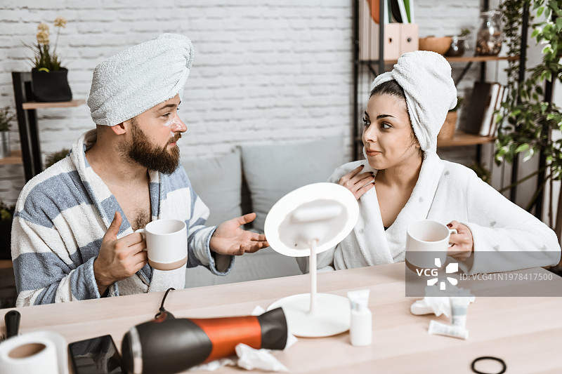 情侣在浴袍中讨论皮肤护理日常图片素材