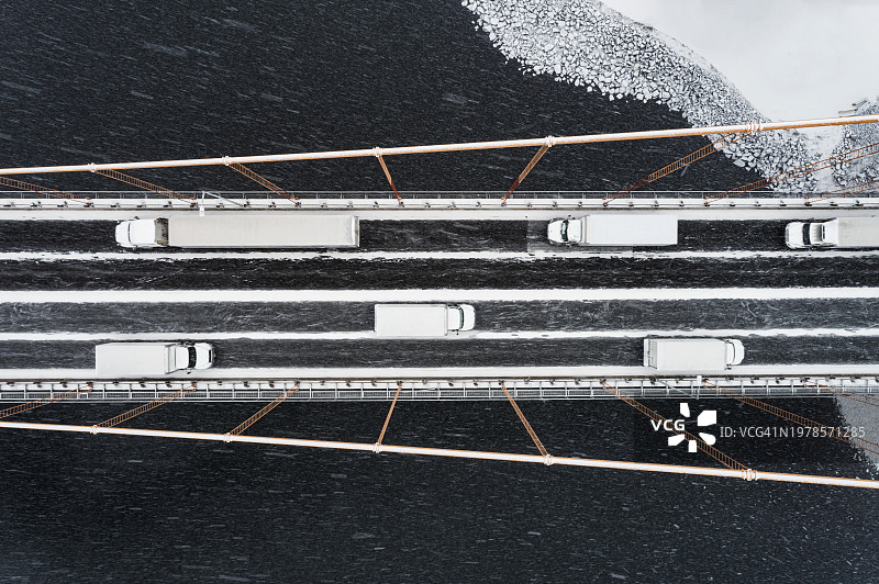 冬季桥上的卡车运输交通图片素材