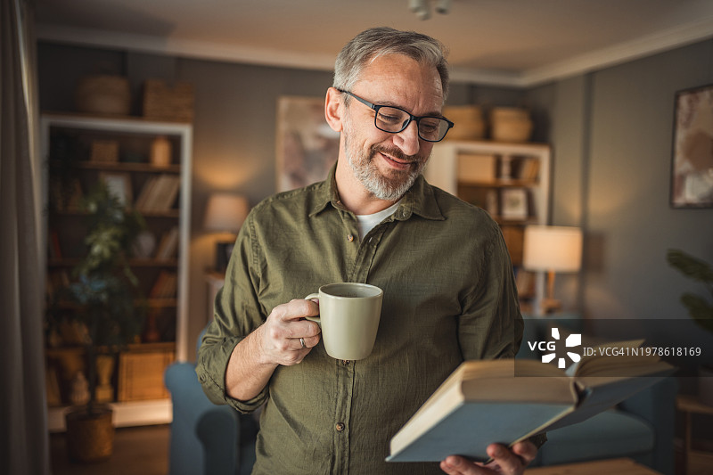 中年男人在窗边享受美好时光图片素材