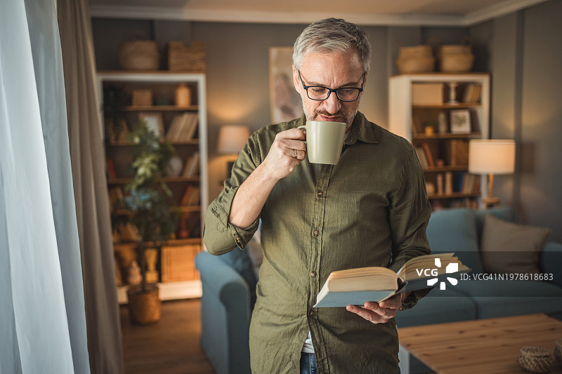 中年男人在窗边享受美好时光图片素材