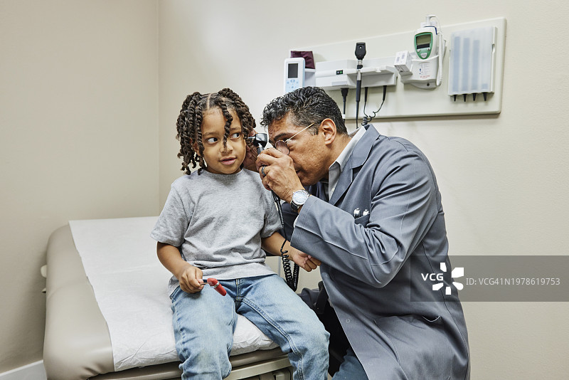 医生为年轻患者检查耳朵图片素材