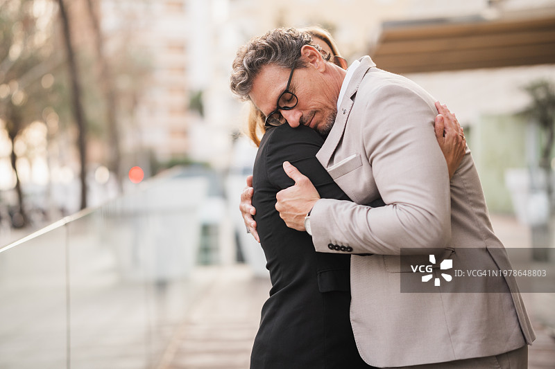 男子拥抱妻子图片素材