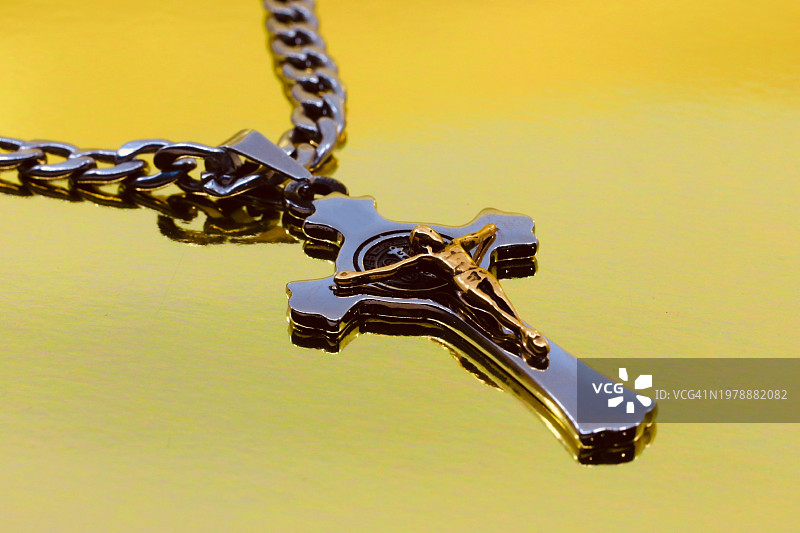 项链上的基督十字架图片素材