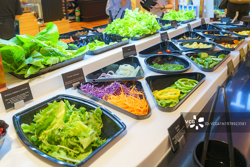 沙拉吧上新鲜蔬菜的自然馈赠图片素材