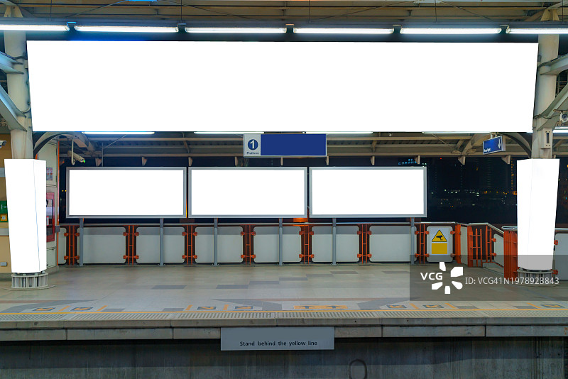 地铁或火车站的白色广告牌样机图片素材