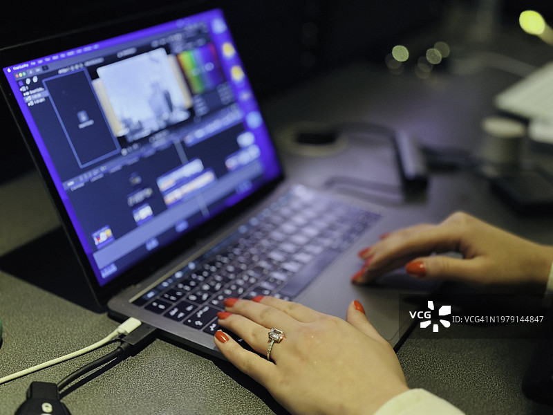 女孩使用笔记本电脑编辑图片素材