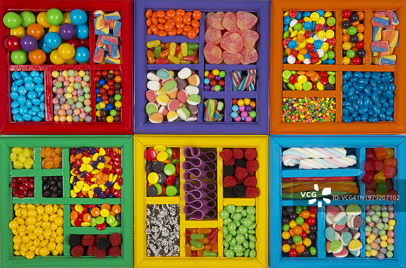 彩色盒子里的糖果图片素材