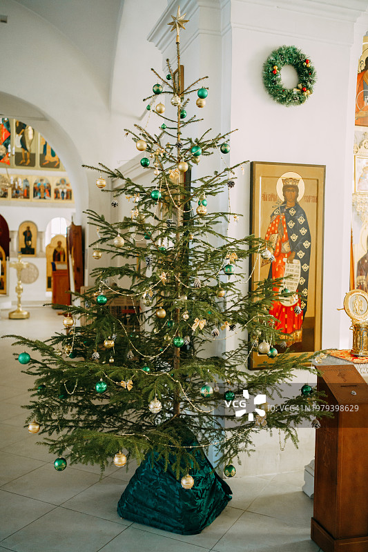 东正教堂里的圣诞树图片素材