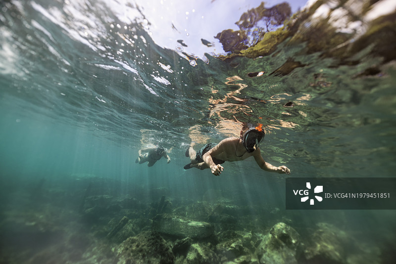 在利古里亚海清澈海水中浮潜的青少年图片素材