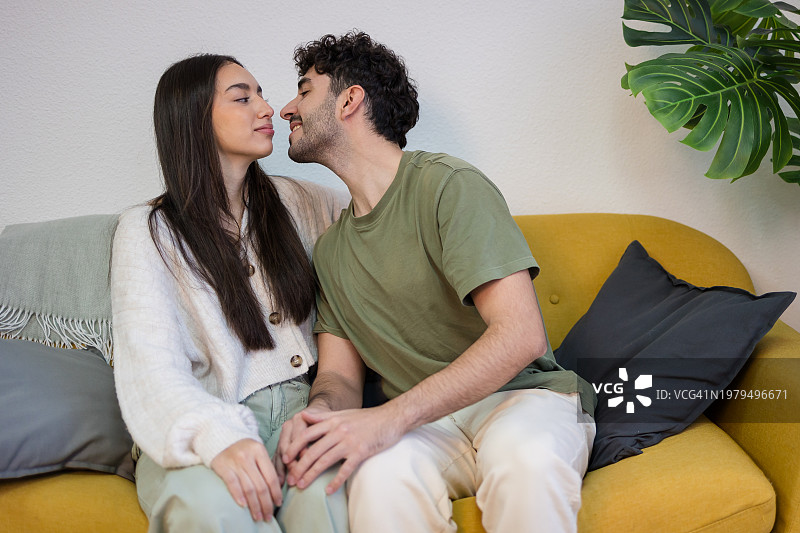 情侣在家享受美好时光图片素材