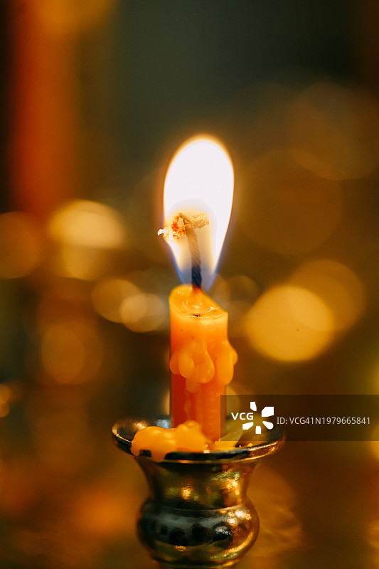 东正教教堂内燃烧的蜡烛特写图片素材