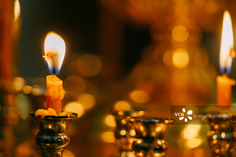 东正教教堂内燃烧的蜡烛特写图片素材