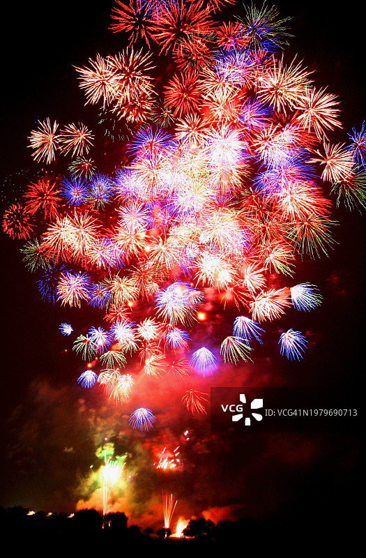 日本传统节日焰火大会上空绽放的绚丽烟花图片素材