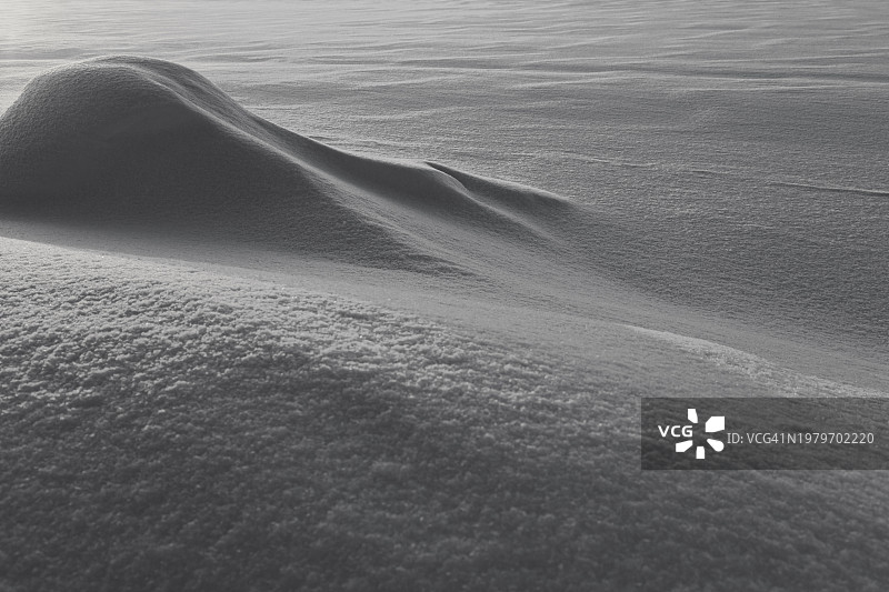 地面上清新干净的雪和雪堆黑白景观图片素材