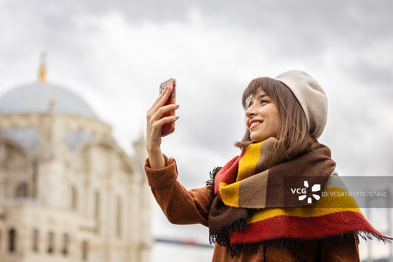 年轻女游客在伊斯坦布尔著名清真寺前自拍图片素材