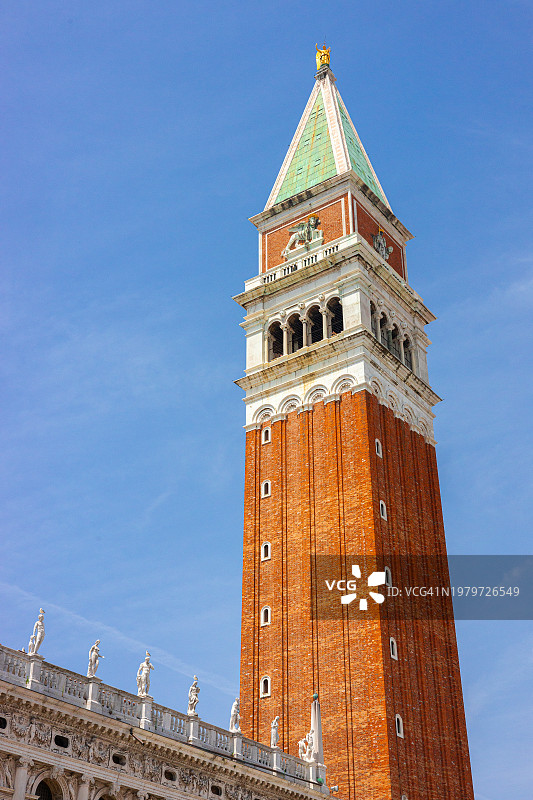 蓝天下威尼斯圣马可钟楼图片素材