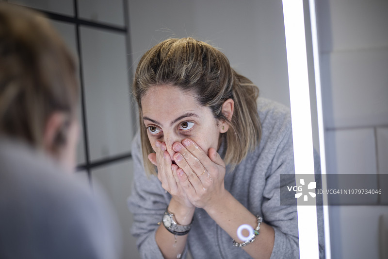 女人在洗脸图片素材
