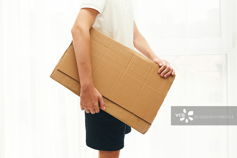 拿着纸板箱的男人图片素材