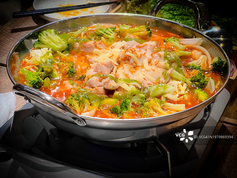 新年火锅聚餐与鸡腿图片素材