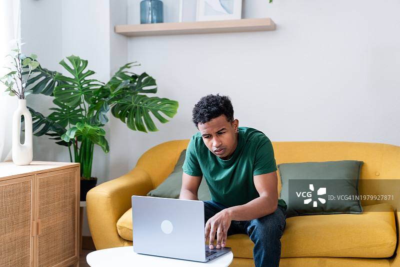 使用笔记本电脑的年轻人图片素材