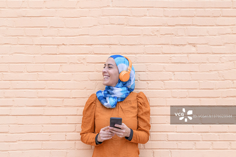 在街上听音乐的穆斯林妇女图片素材