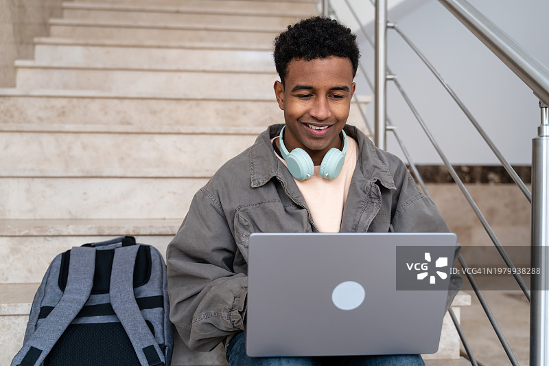 学生在户外使用笔记本电脑工作图片素材