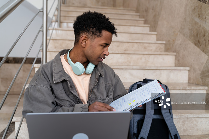 年轻学生在户外学习图片素材