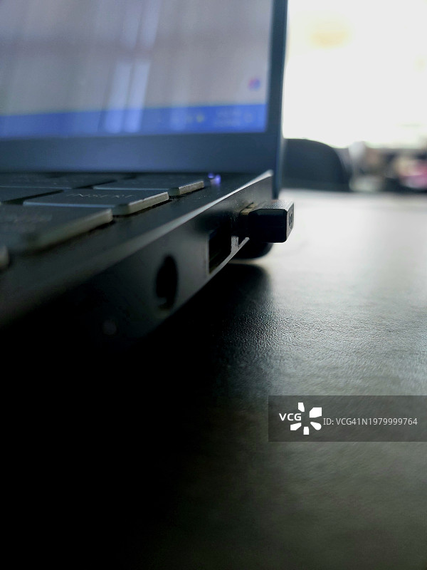 笔记本电脑侧面的USB无线鼠标图片素材