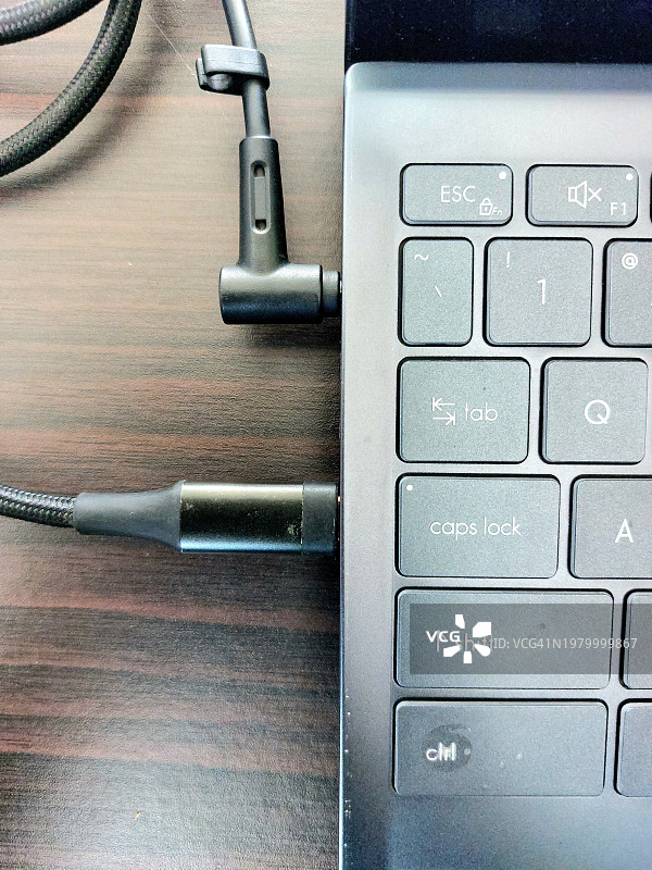 正在充电的笔记本电脑连接服务器图片素材