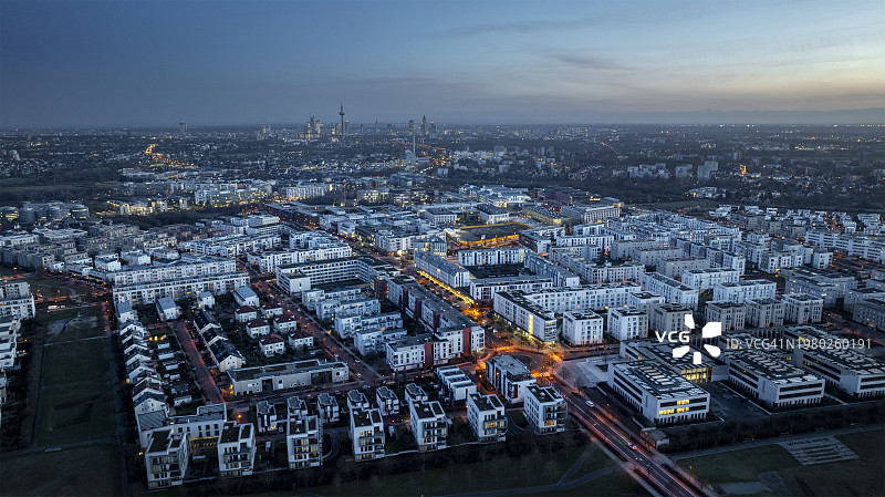 黄昏时分的住宅区图片素材