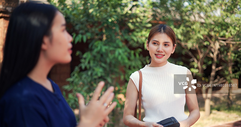 年轻女导游带领年轻游客参观古建筑图片素材