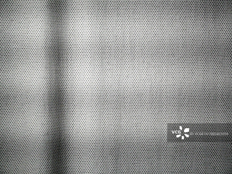 法国巴黎，白色波浪棉布窗帘纹理特写，后方灯光照明。自然光和色彩。图片素材