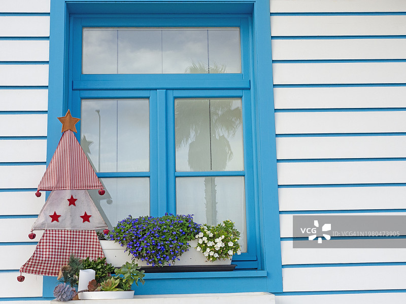 窗户上的圣诞装饰特写图片素材