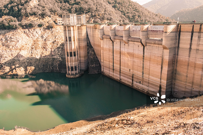 西班牙极端干旱，绍水库和水坝处于最低水位图片素材