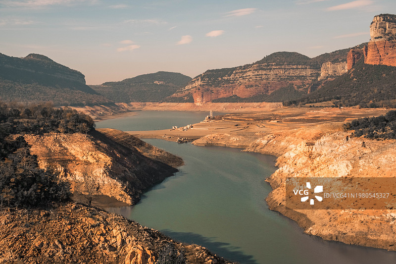 西班牙极端干旱：绍水库水位降至历史最低图片素材