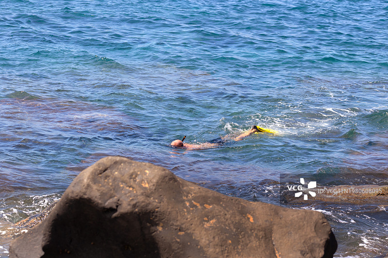 男人浮潜图片素材