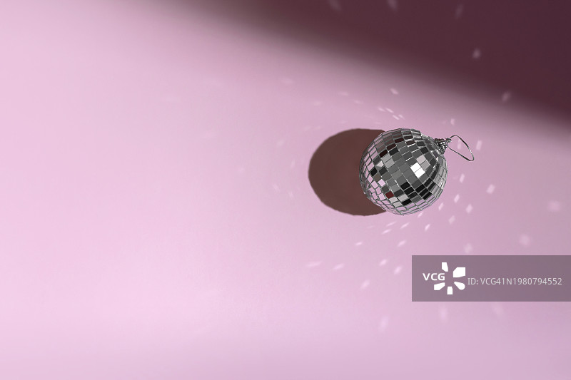 阳光照射下的粉色迪斯科球背景图片素材