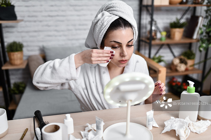 沐浴后用各种产品保护皮肤的女人图片素材