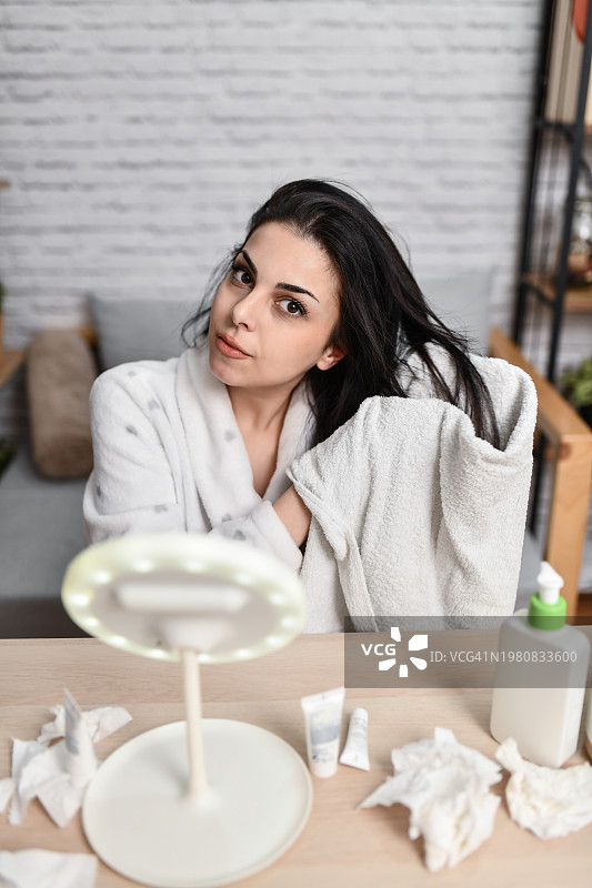 用新毛巾慢慢擦干头发的可爱女人图片素材