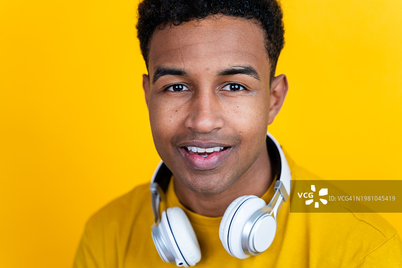 戴耳机年轻男人特写图片素材