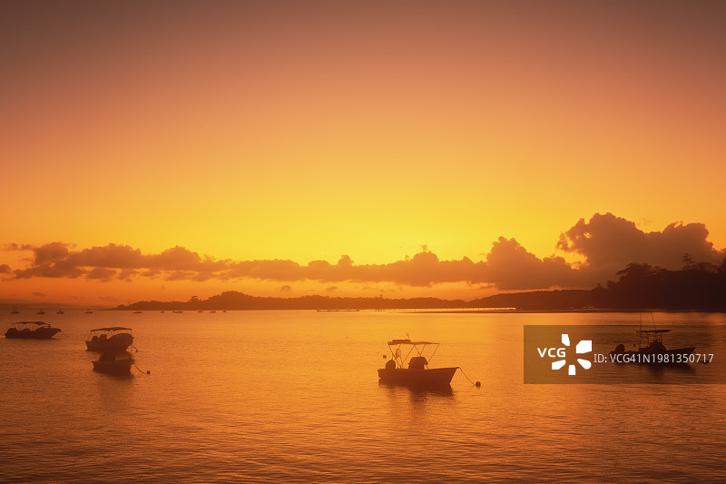 鲜艳橙色调的船只图片素材