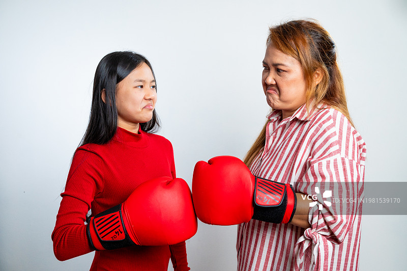 母亲和女儿打架的影棚照片图片素材