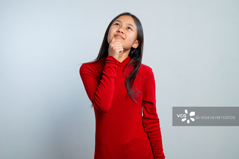 年轻女学生做出积极反应的影棚照图片素材