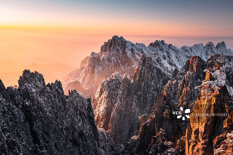 中国安徽黄山风景区日落：观景台和悬崖被夕阳照亮图片素材