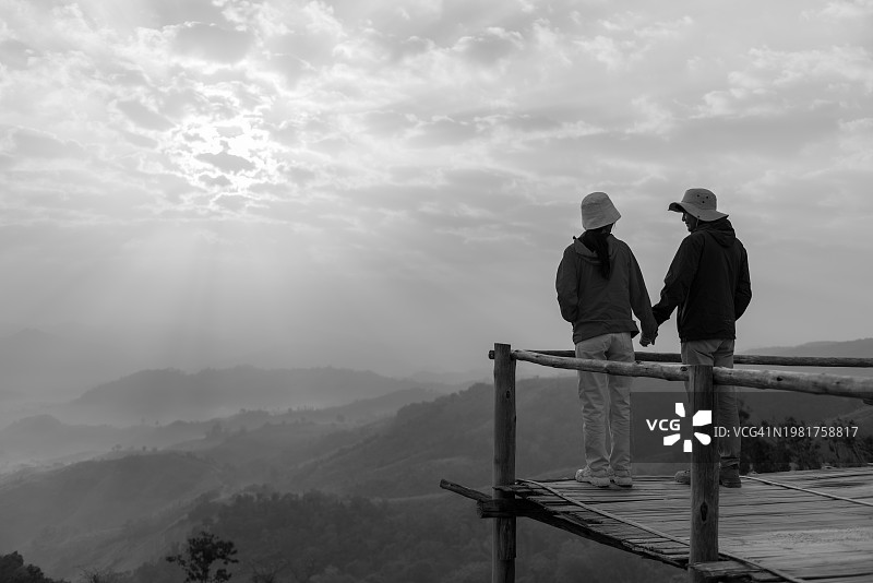日出时分泰国达府的观景点，情侣享受着新鲜空气（黑白照片）图片素材