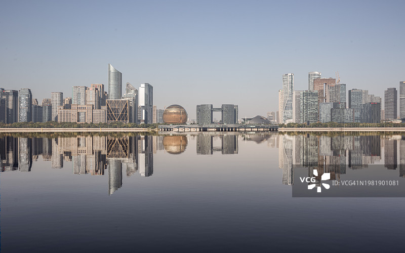 杭州天际线与水面倒影图片素材