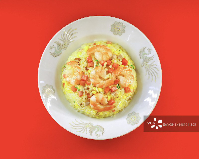 精美盘子里的优雅虾仁炒饭图片素材