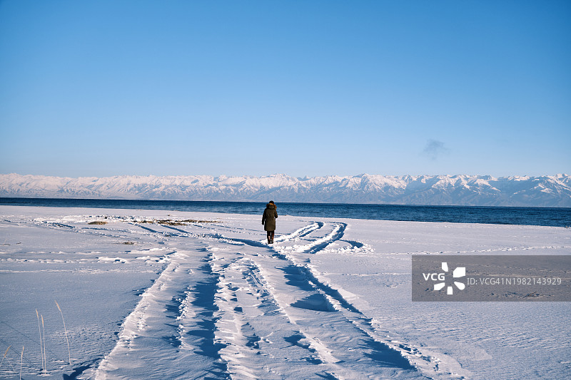 冬季在伊塞克湖上直播的女游客图片素材