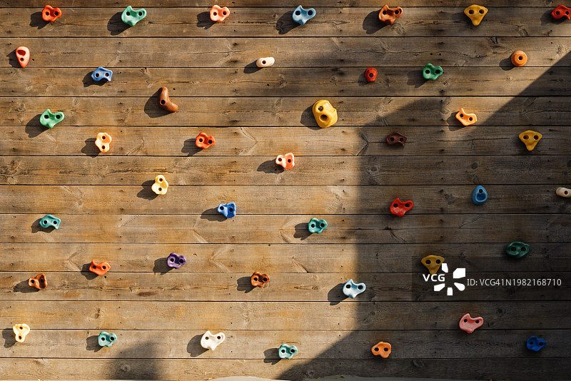 户外攀岩墙上的彩色攀岩石图片素材