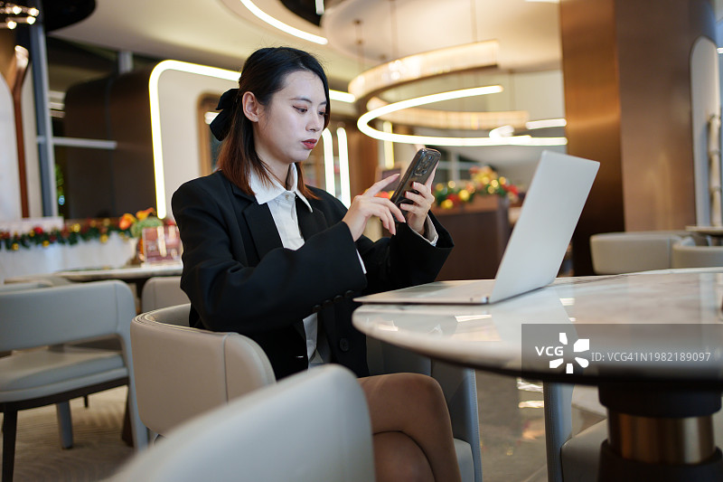 看手机的年轻女商人图片素材